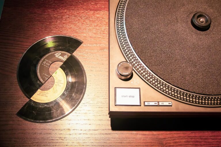 record players, broken, plaque, plate, damaged, hurt, heart, love, rejection, romance, relationship, emotion, sad, separation, passion, break, break up, divorce, pain, sadness, symbols, lonely, conflict, unhappy with, divorce, divorce, divorce, divorce, divorce